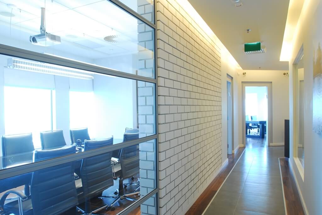 עיצוב משרד עם חציצות זכוכית