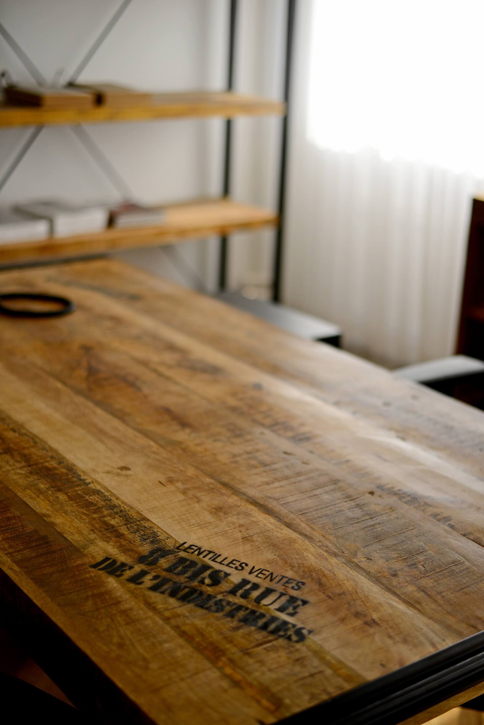 שולחן מעץ עם הדפסה